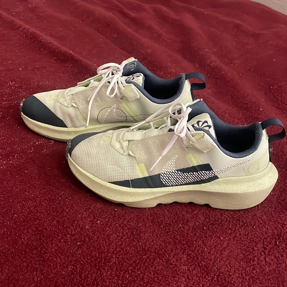 Nike shoes , good condition, green color size 5Y 23.5 cm